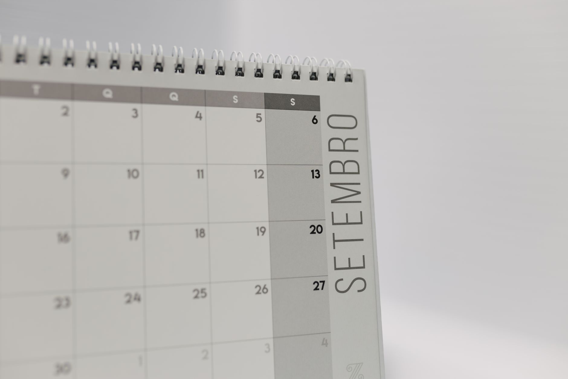 미니멀리스트 디자인의 나선형 제본으로 9월을 표시한 책상용 달력입니다.